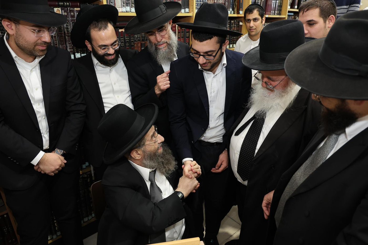 הגאון רבי מסעוד בן שמעון בהיכל ישיבתו בנר א' דחנוכה