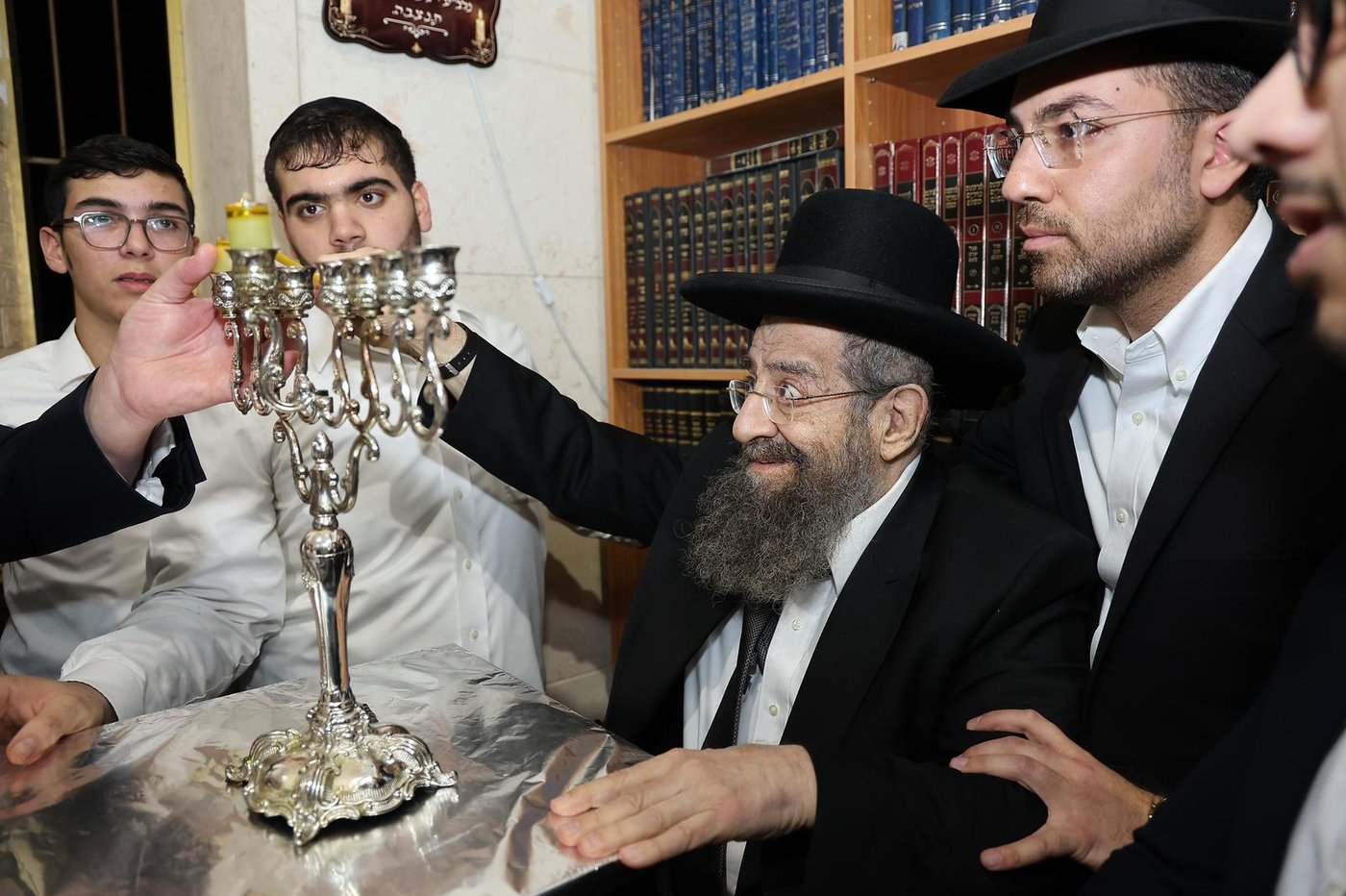 הגאון רבי מסעוד בן שמעון בהיכל ישיבתו בנר א' דחנוכה