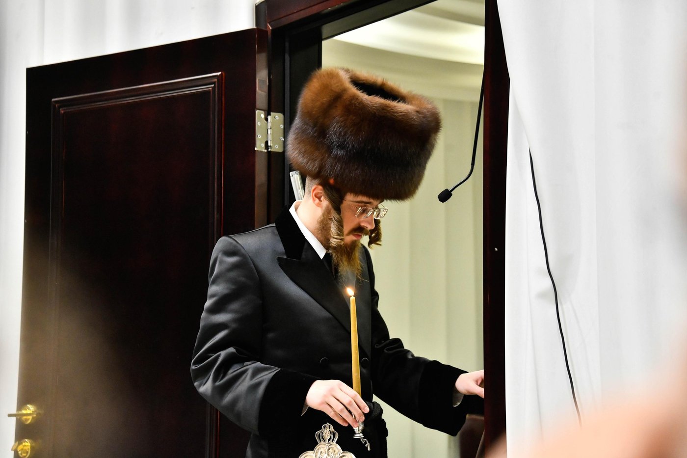 האדמו"ר מסאדיגורה בהדלקת נרות חנוכה 