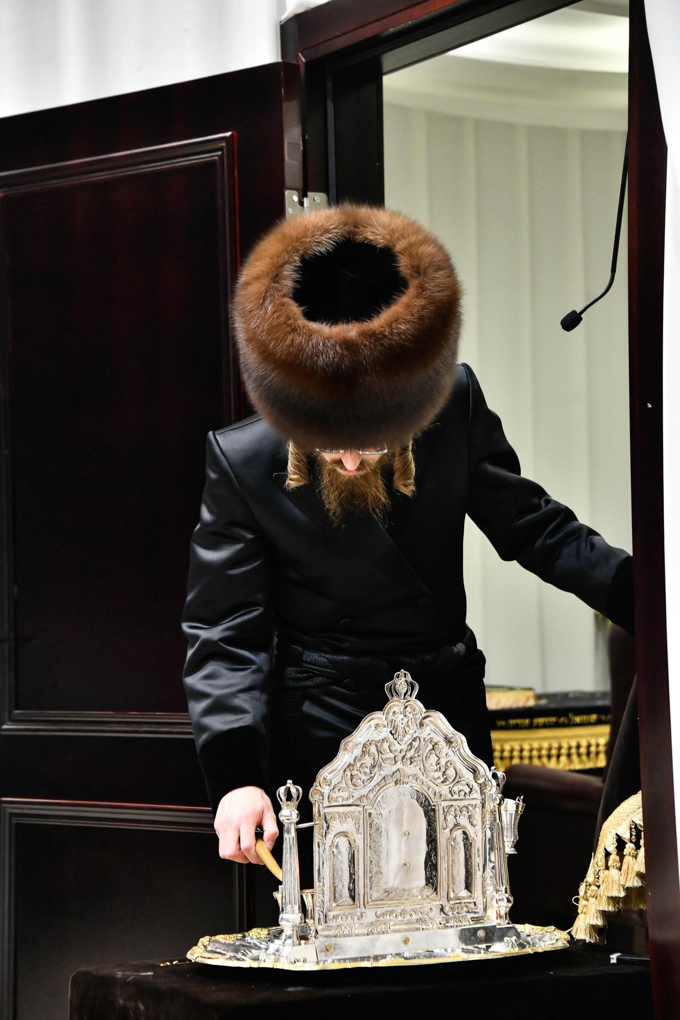 האדמו"ר מסאדיגורה בהדלקת נרות חנוכה 