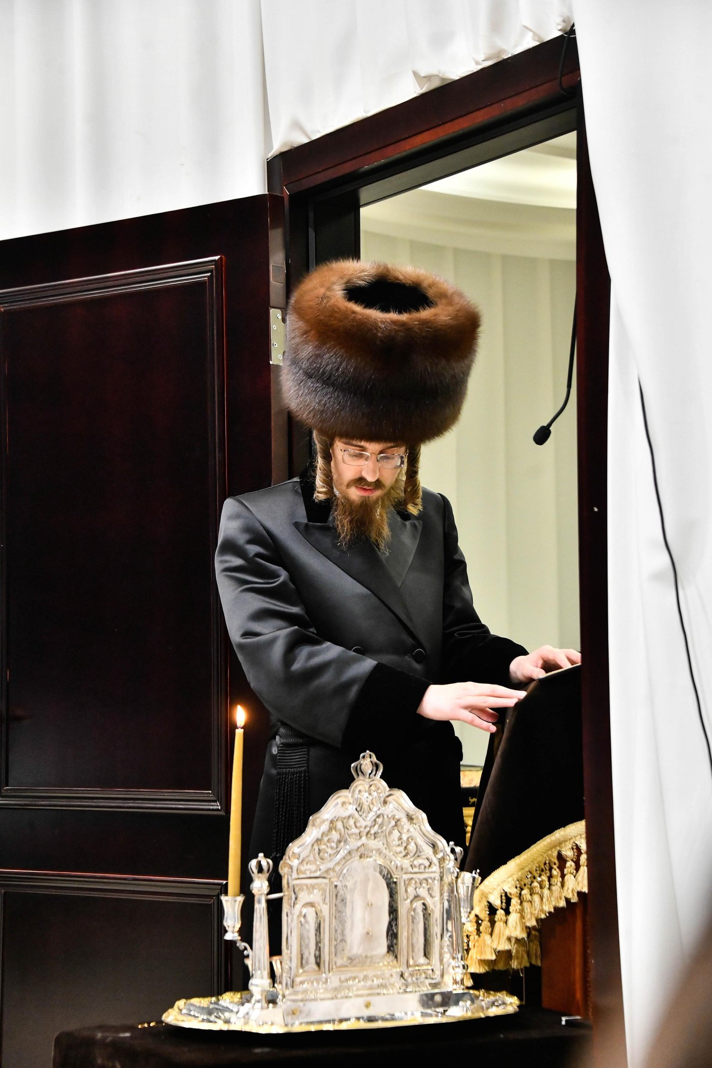 האדמו"ר מסאדיגורה בהדלקת נרות חנוכה 