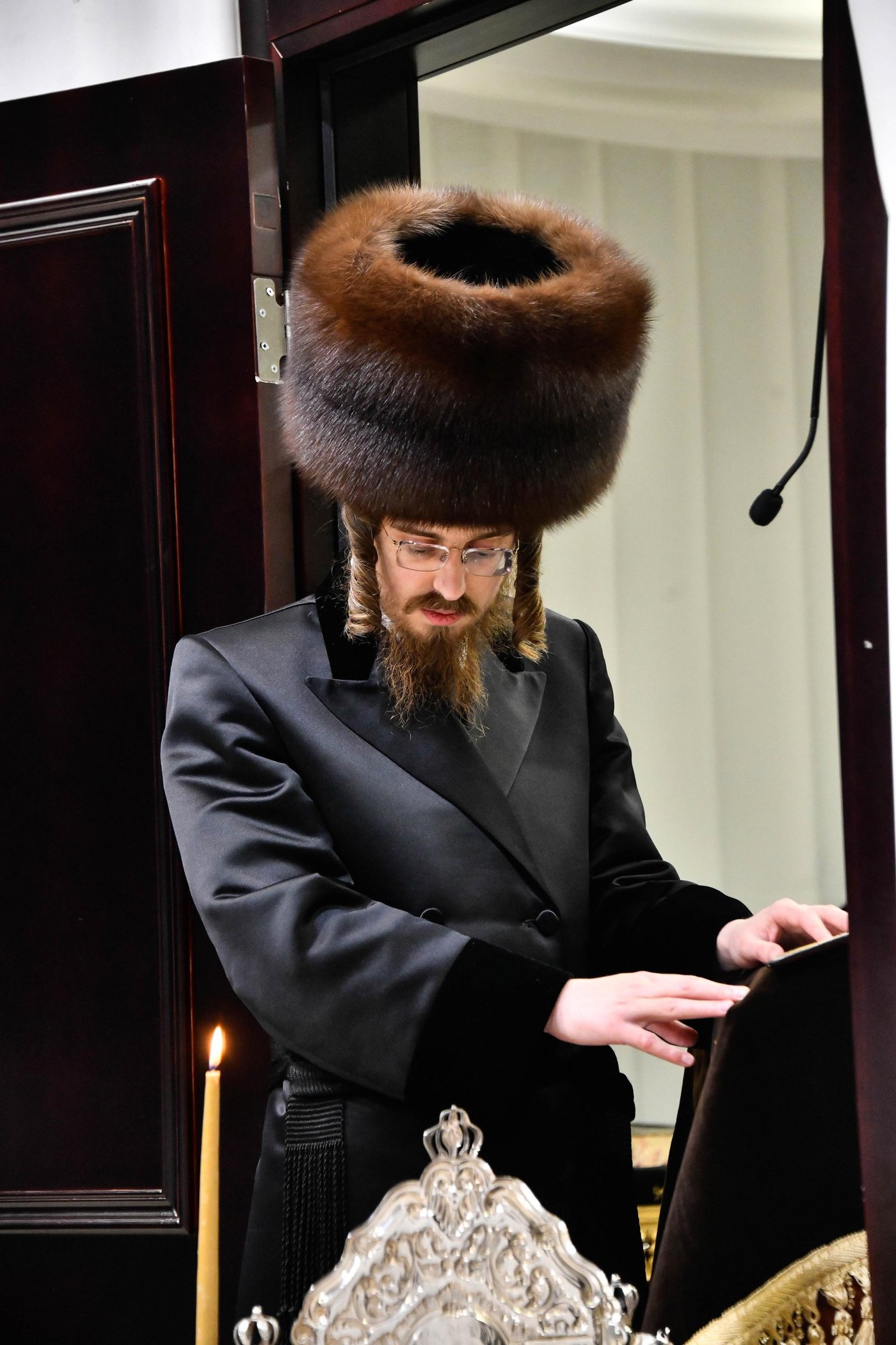 האדמו"ר מסאדיגורה בהדלקת נרות חנוכה 