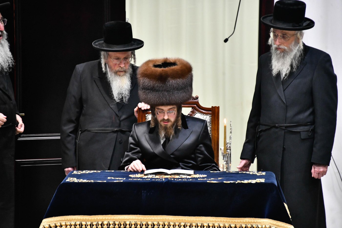 האדמו"ר מסאדיגורה בהדלקת נרות חנוכה 