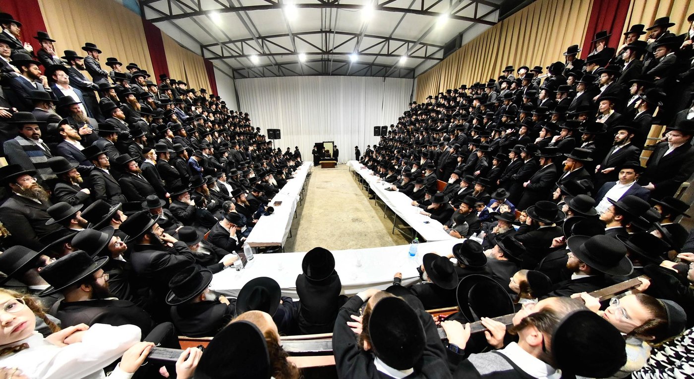 האדמו"ר מסאדיגורה בהדלקת נרות חנוכה 