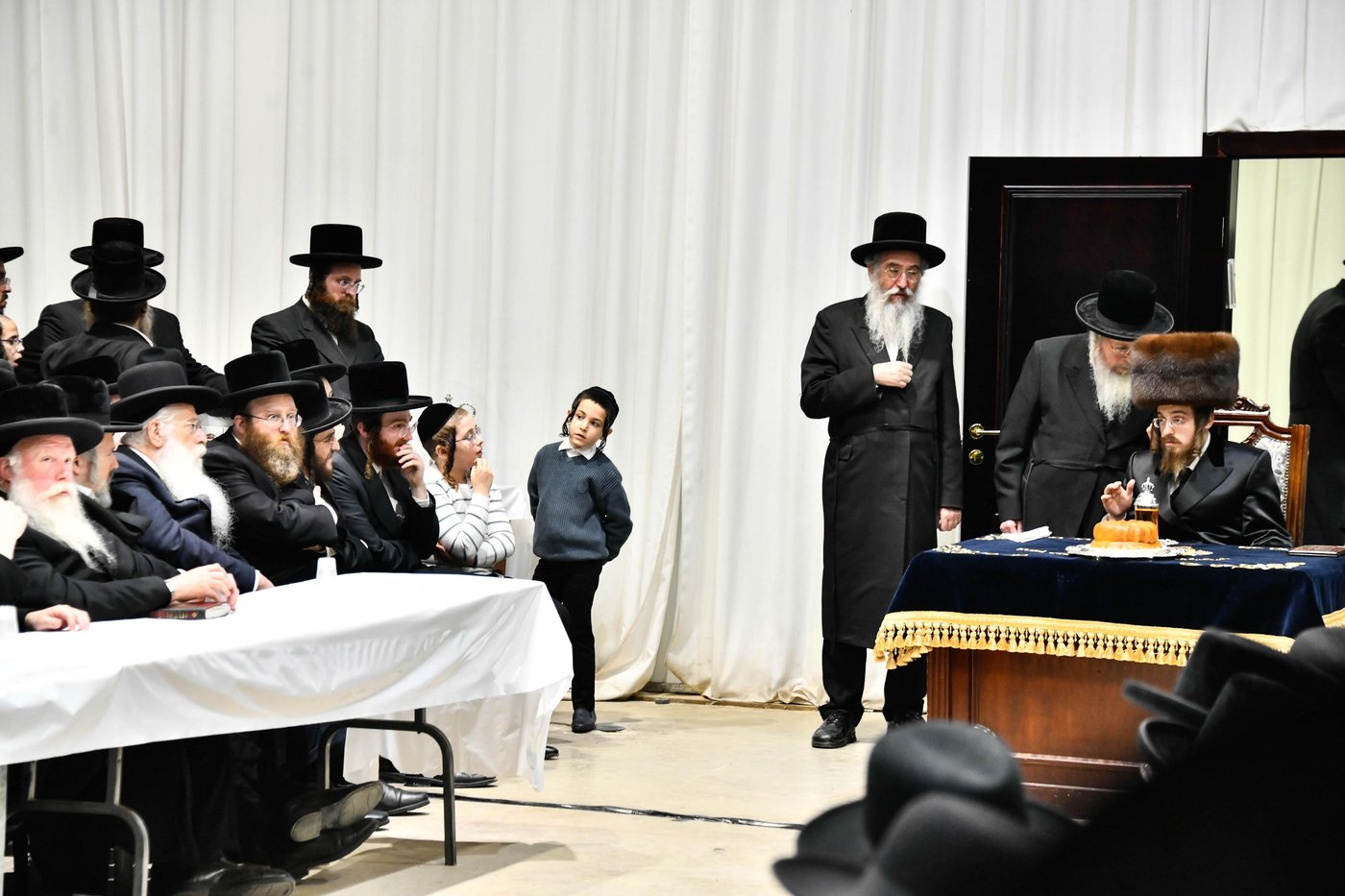 האדמו"ר מסאדיגורה בהדלקת נרות חנוכה 