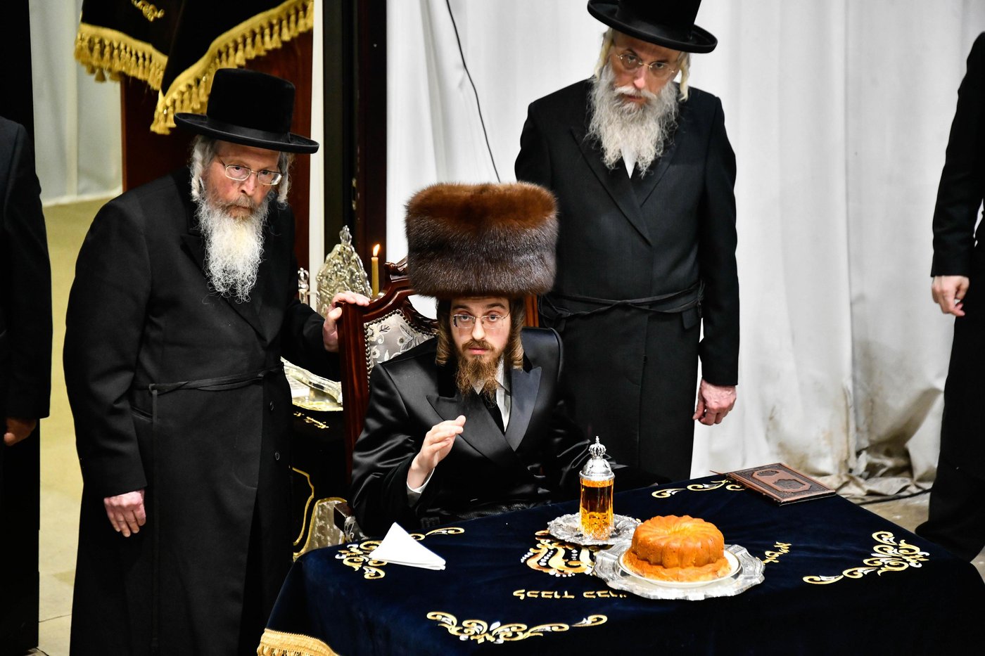 האדמו"ר מסאדיגורה בהדלקת נרות חנוכה 