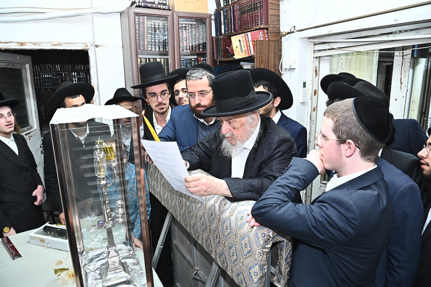 הגרב"ד פוברסקי בהדלקת נר חנוכה