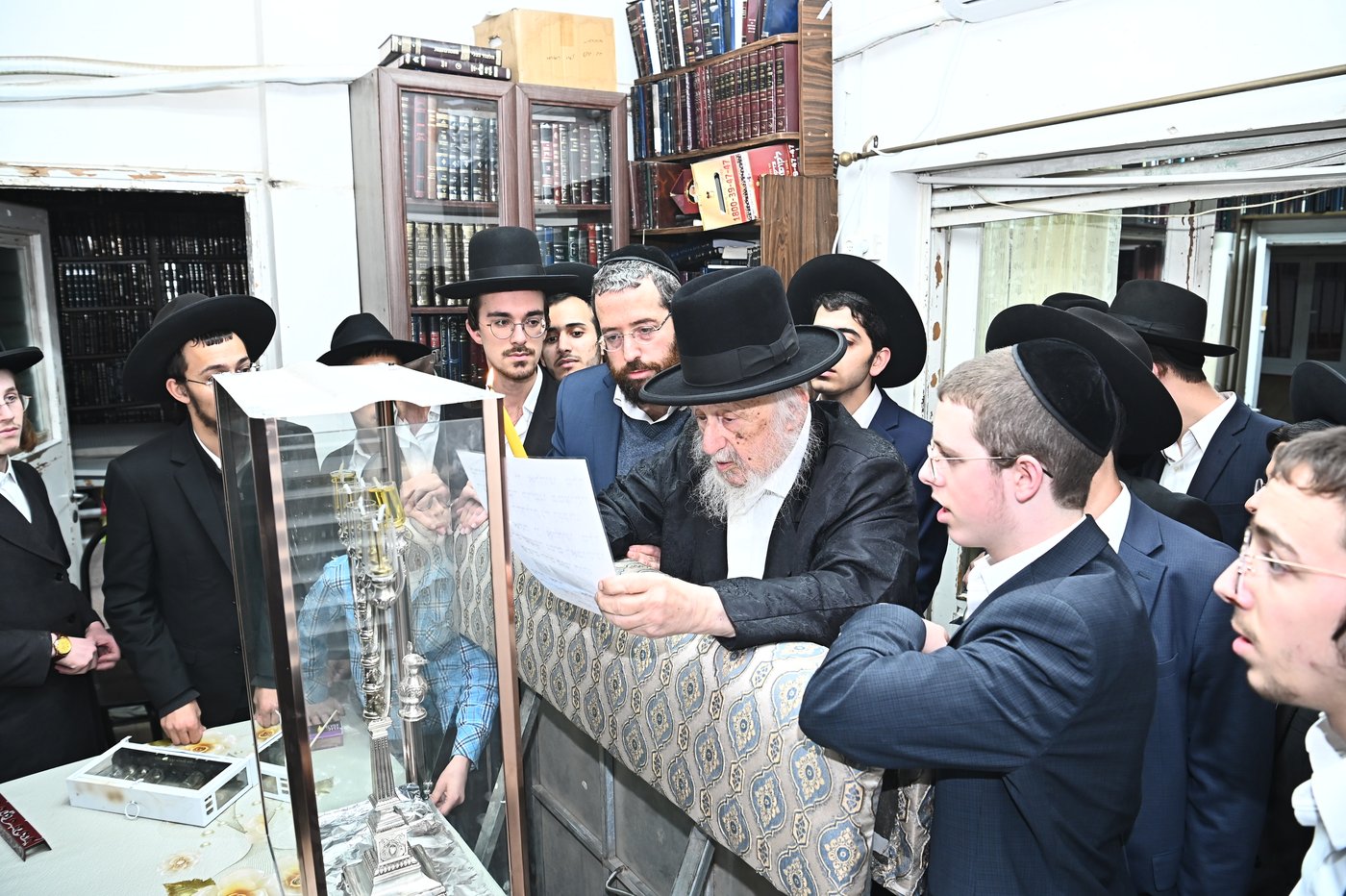 הגרב"ד פוברסקי בהדלקת נר חנוכה