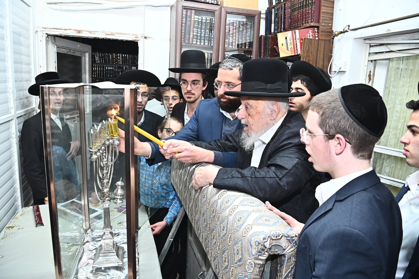 הגרב"ד פוברסקי בהדלקת נר חנוכה