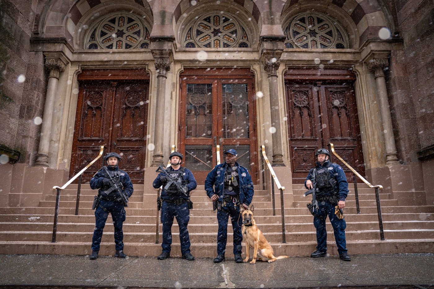שוטרים ניו-יורקים שומרים על בית הכנסת