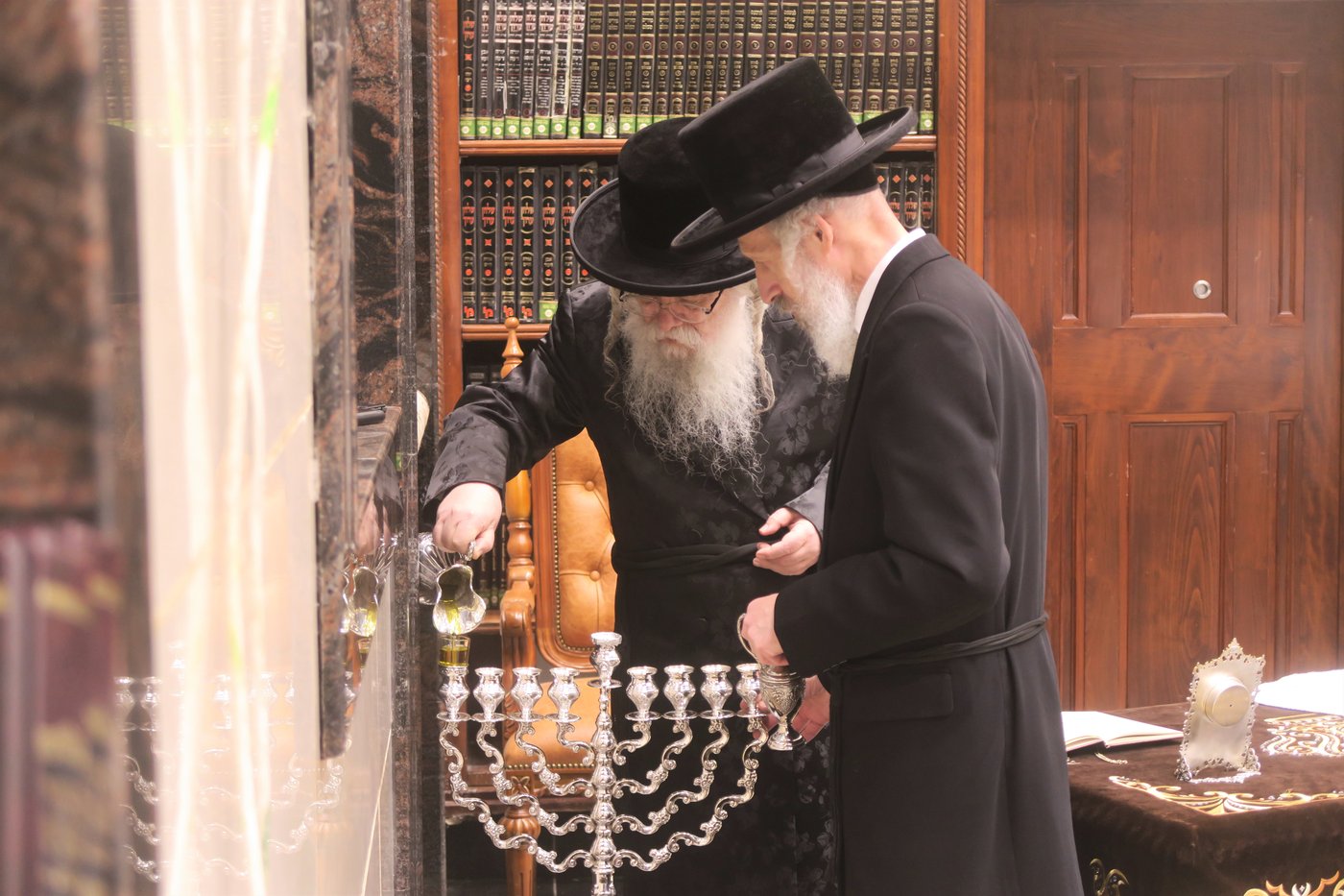 האדמו"ר מדארג בהדלקת נר חנוכה