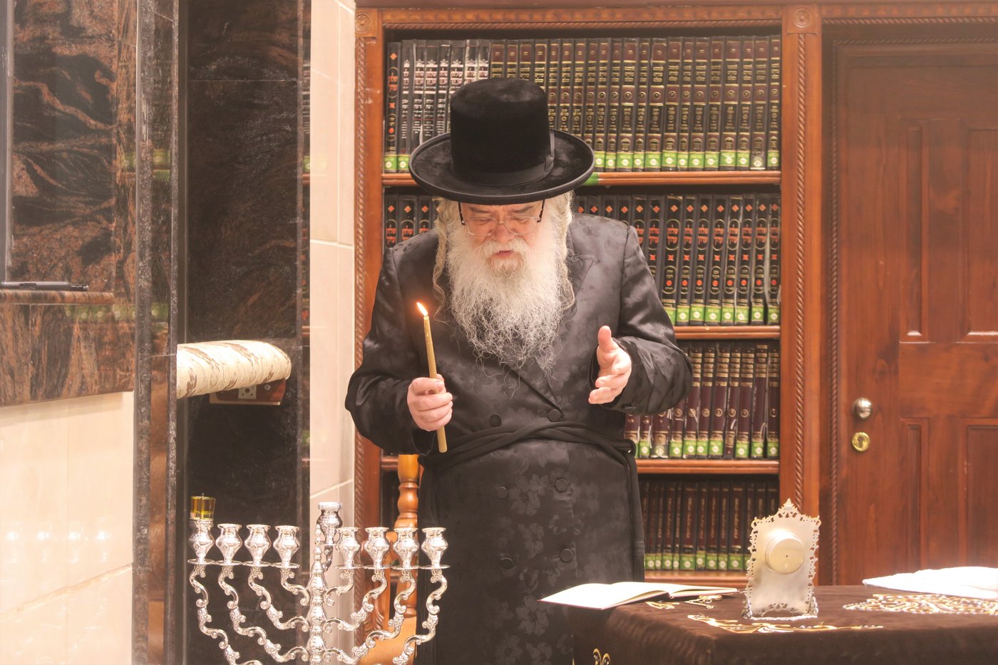 האדמו"ר מדארג בהדלקת נר חנוכה