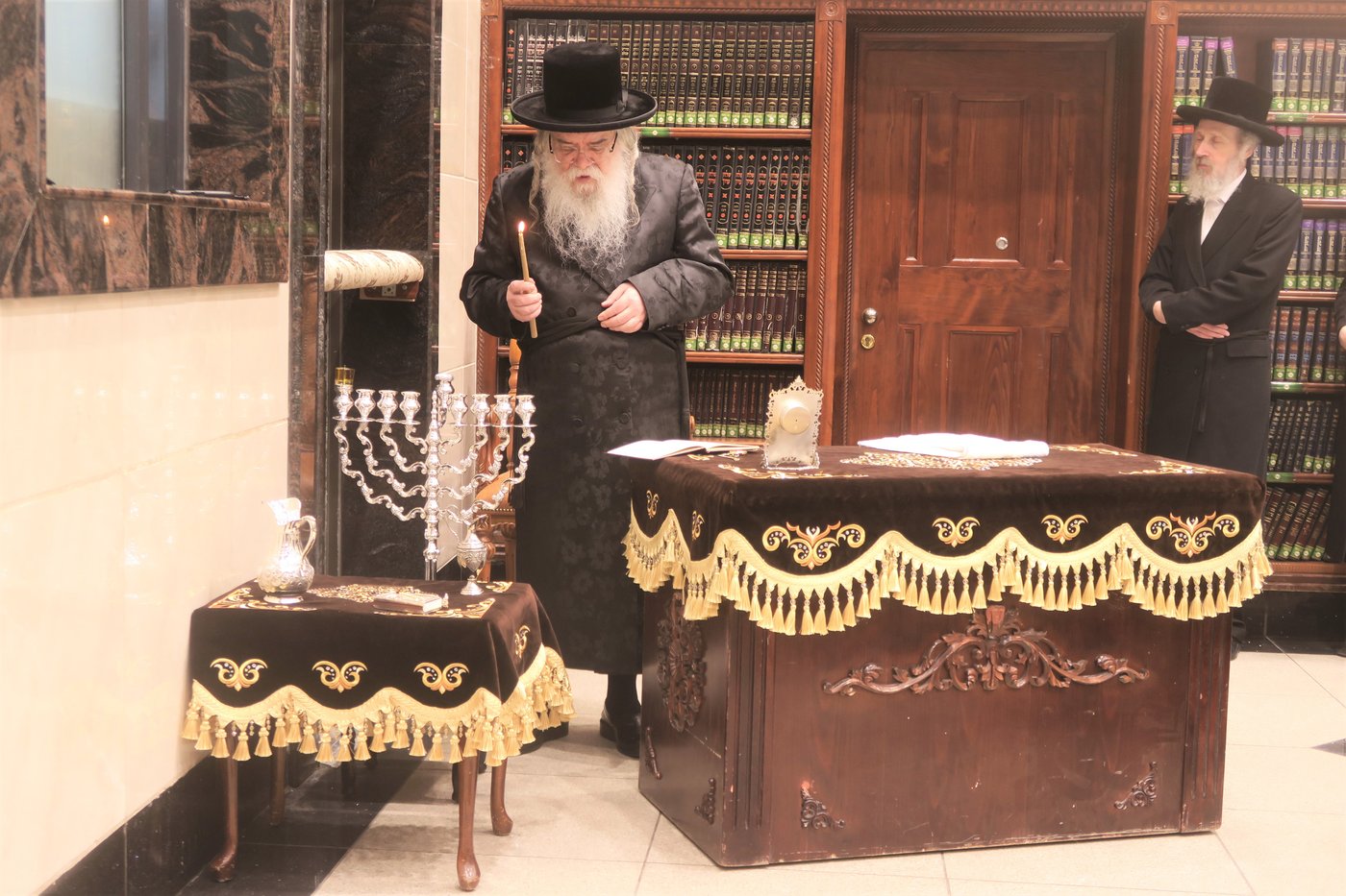 האדמו"ר מדארג בהדלקת נר חנוכה