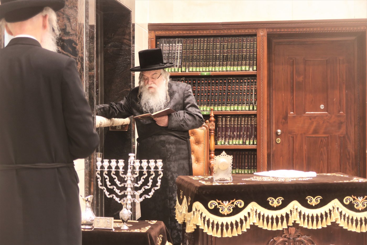 האדמו"ר מדארג בהדלקת נר חנוכה