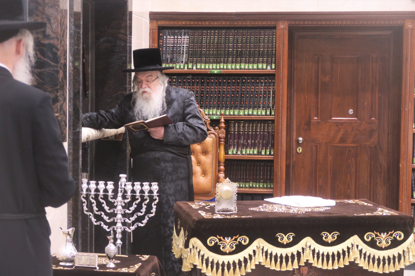 האדמו"ר מדארג בהדלקת נר חנוכה