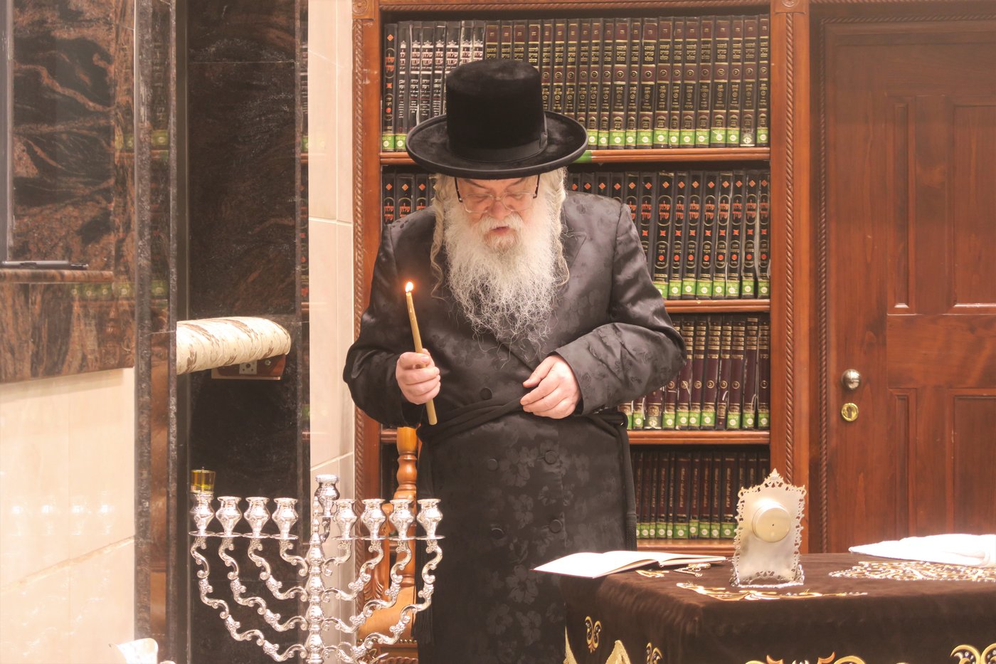 האדמו"ר מדארג בהדלקת נר חנוכה