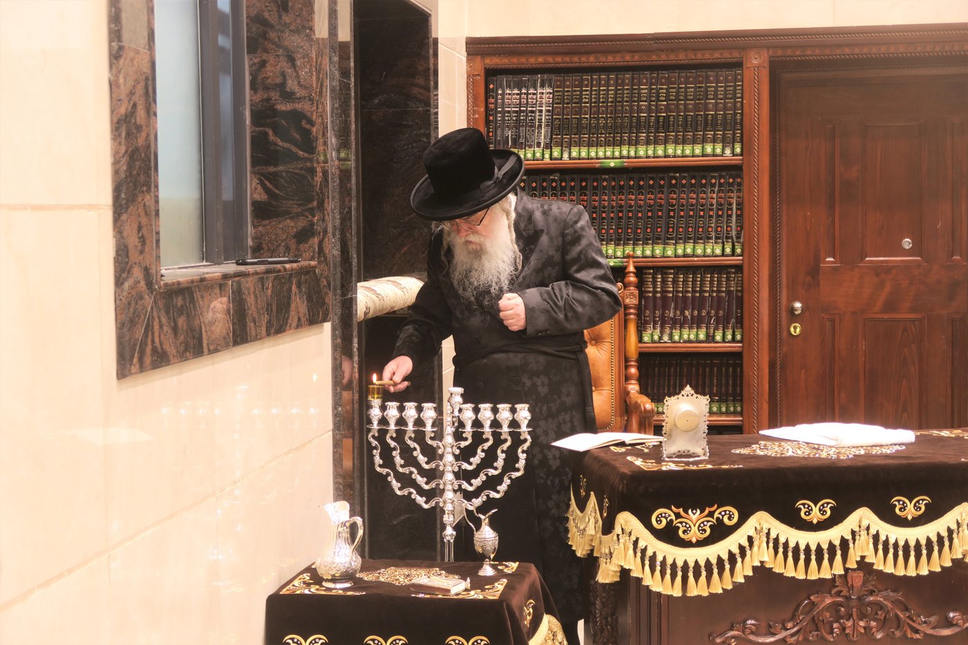 האדמו"ר מדארג בהדלקת נר חנוכה