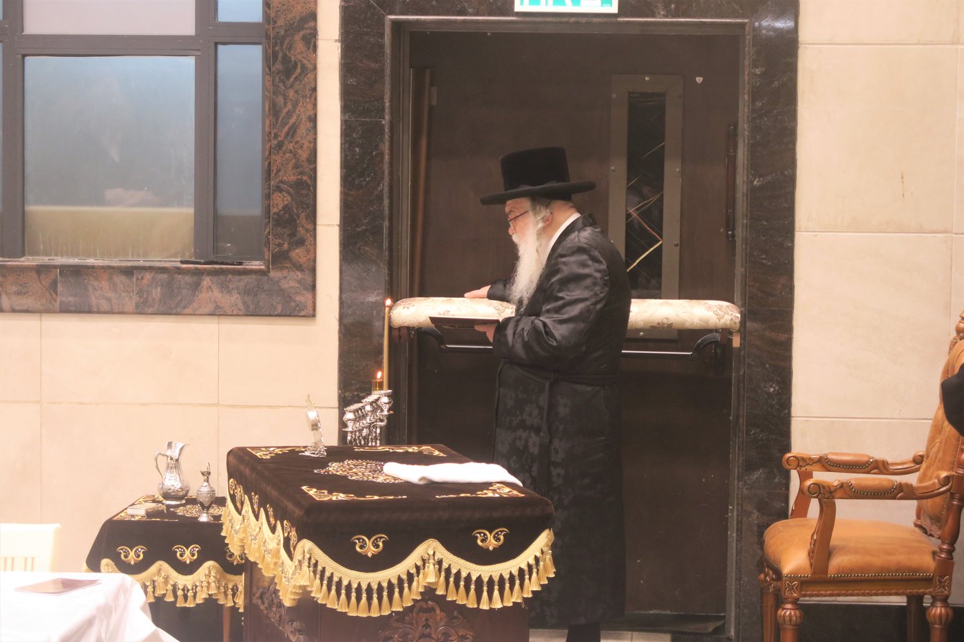 האדמו"ר מדארג בהדלקת נר חנוכה