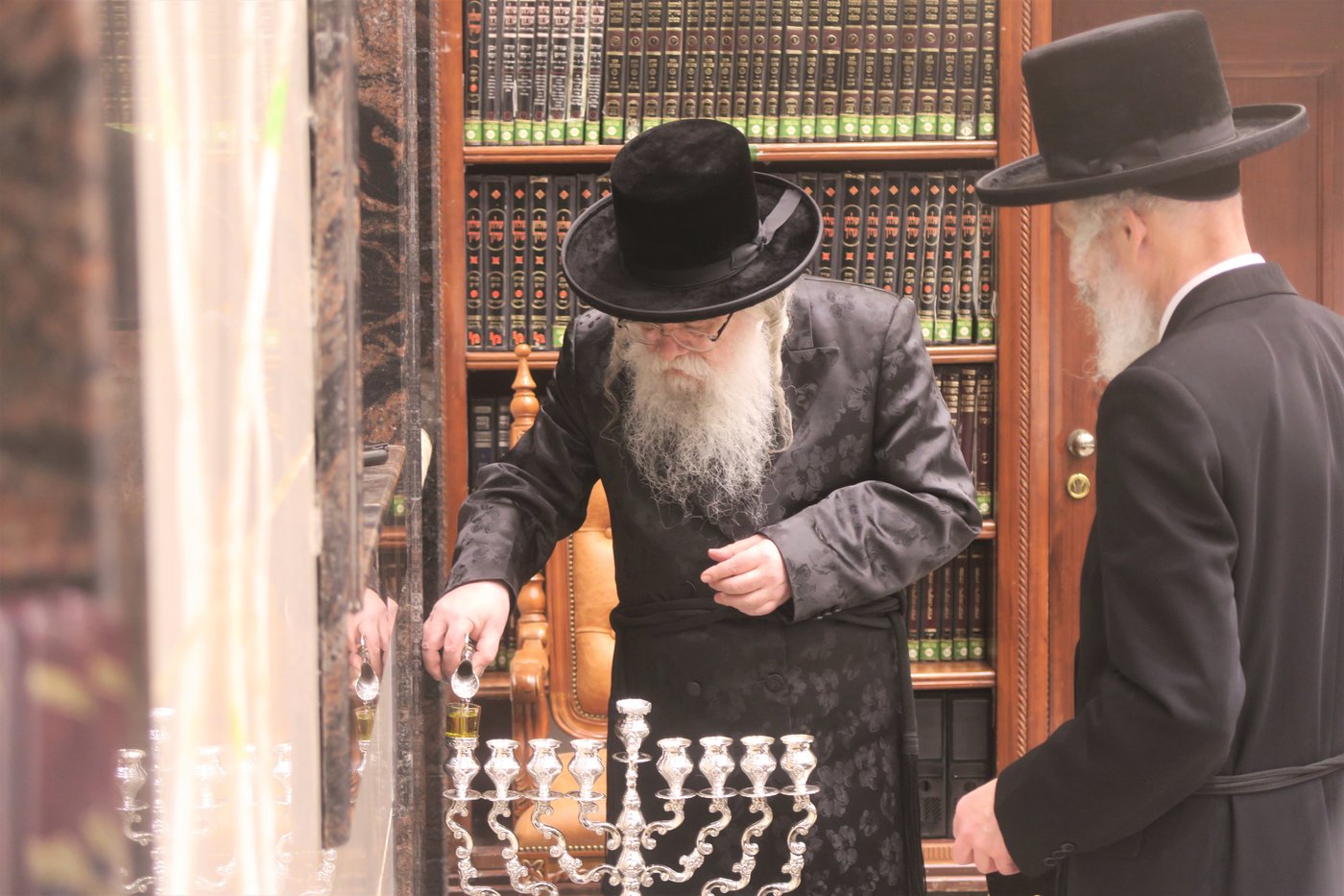 האדמו"ר מדארג בהדלקת נר חנוכה