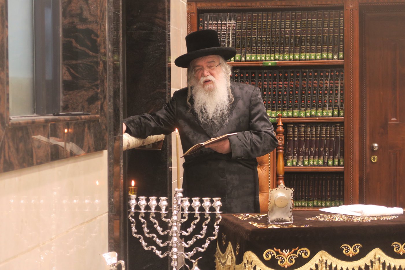 האדמו"ר מדארג בהדלקת נר חנוכה