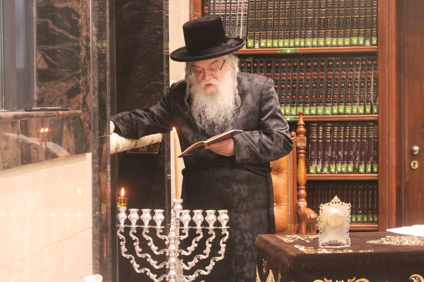 האדמו"ר מדארג בהדלקת נר חנוכה