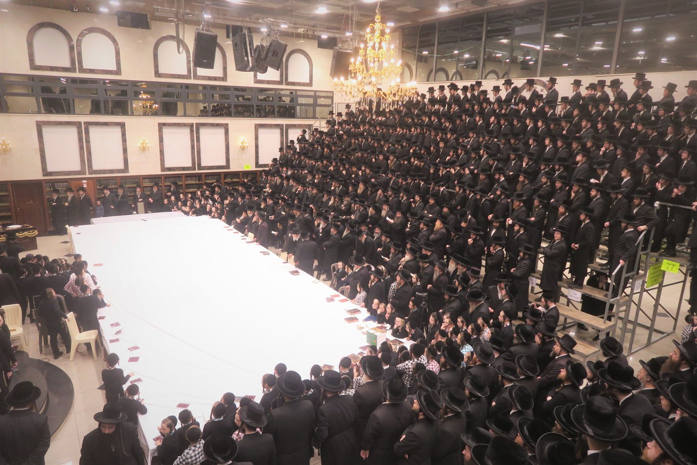 האדמו"ר מדארג בהדלקת נר חנוכה