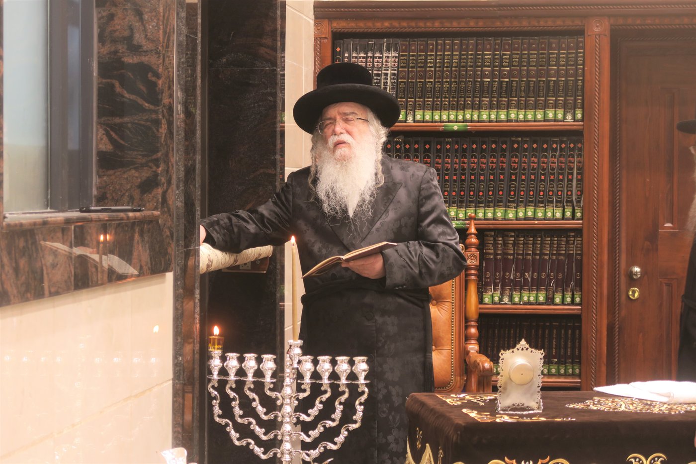 האדמו"ר מדארג בהדלקת נר חנוכה