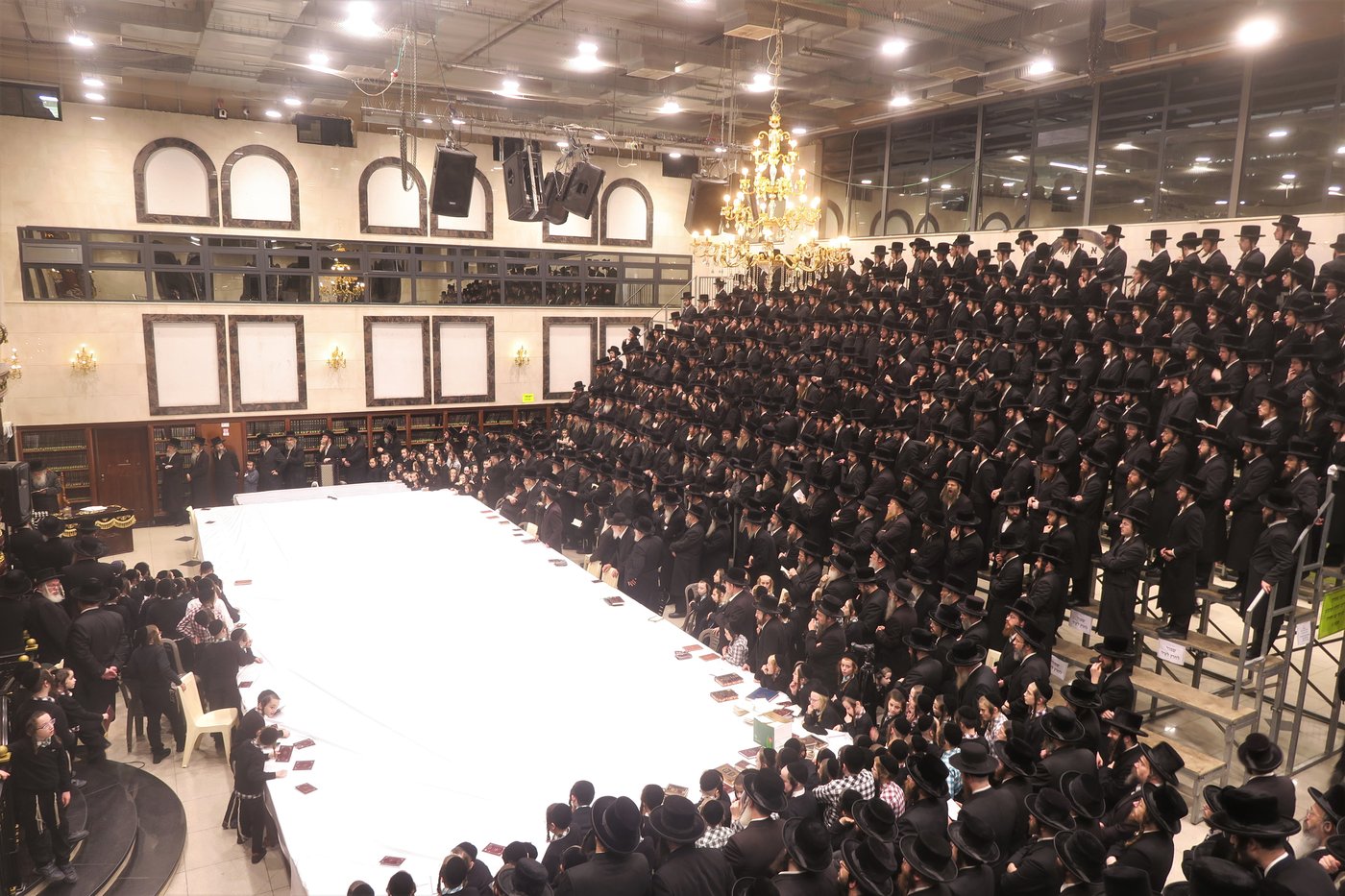 האדמו"ר מדארג בהדלקת נר חנוכה