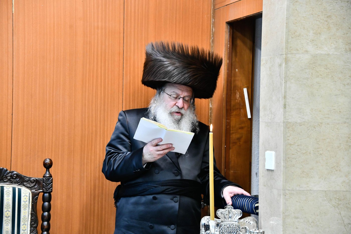 האדמו"ר מנדבורנה בהדלקת נרות חנוכה 