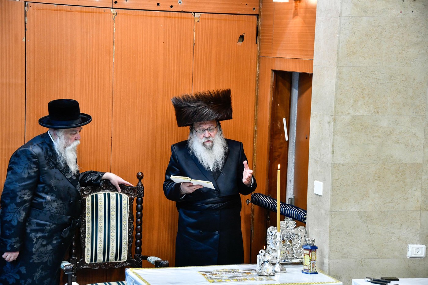 האדמו"ר מנדבורנה בהדלקת נרות חנוכה 