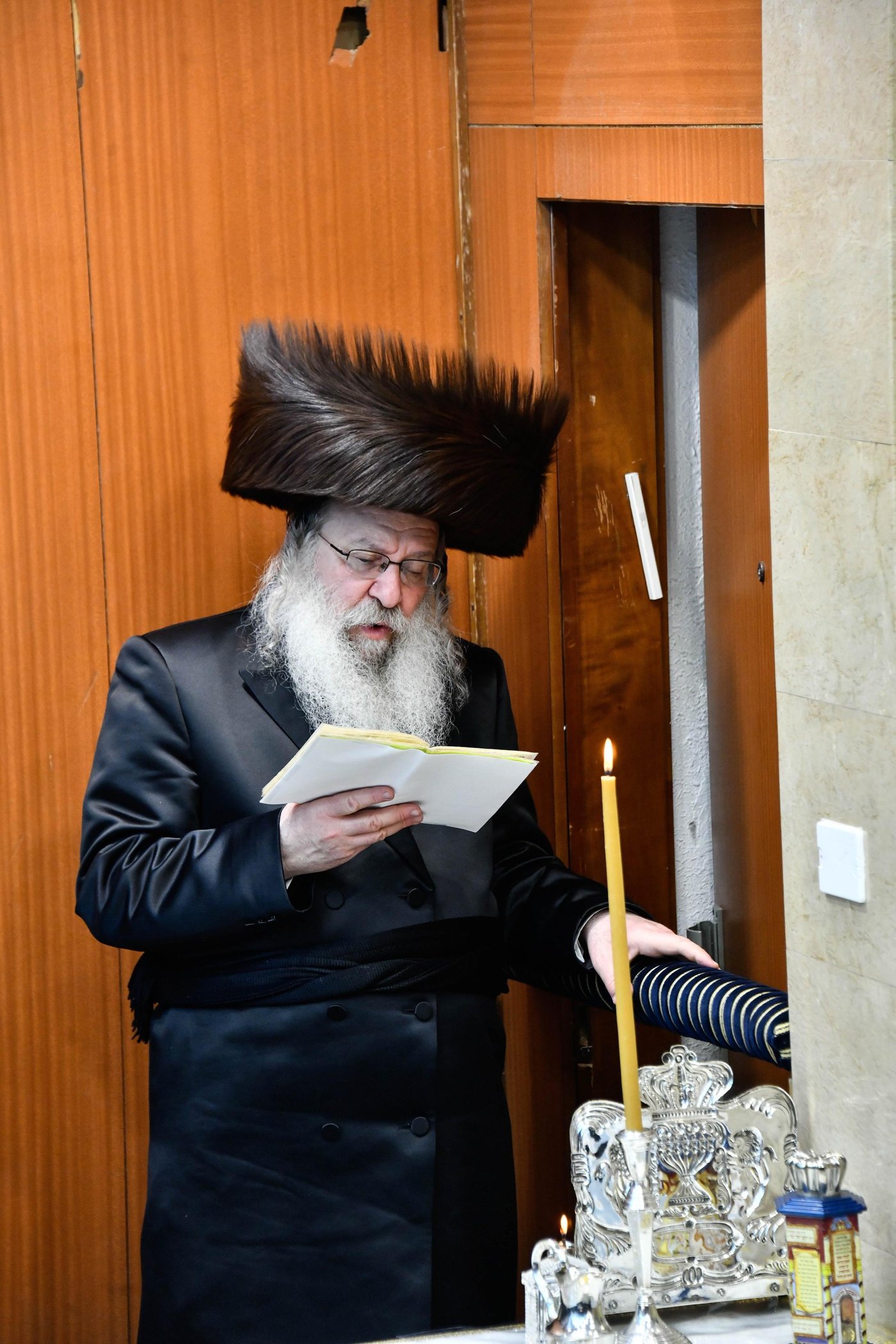 האדמו"ר מנדבורנה בהדלקת נרות חנוכה 