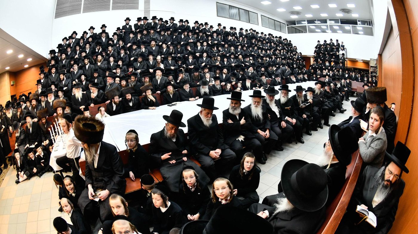 האדמו"ר מנדבורנה בהדלקת נרות חנוכה 