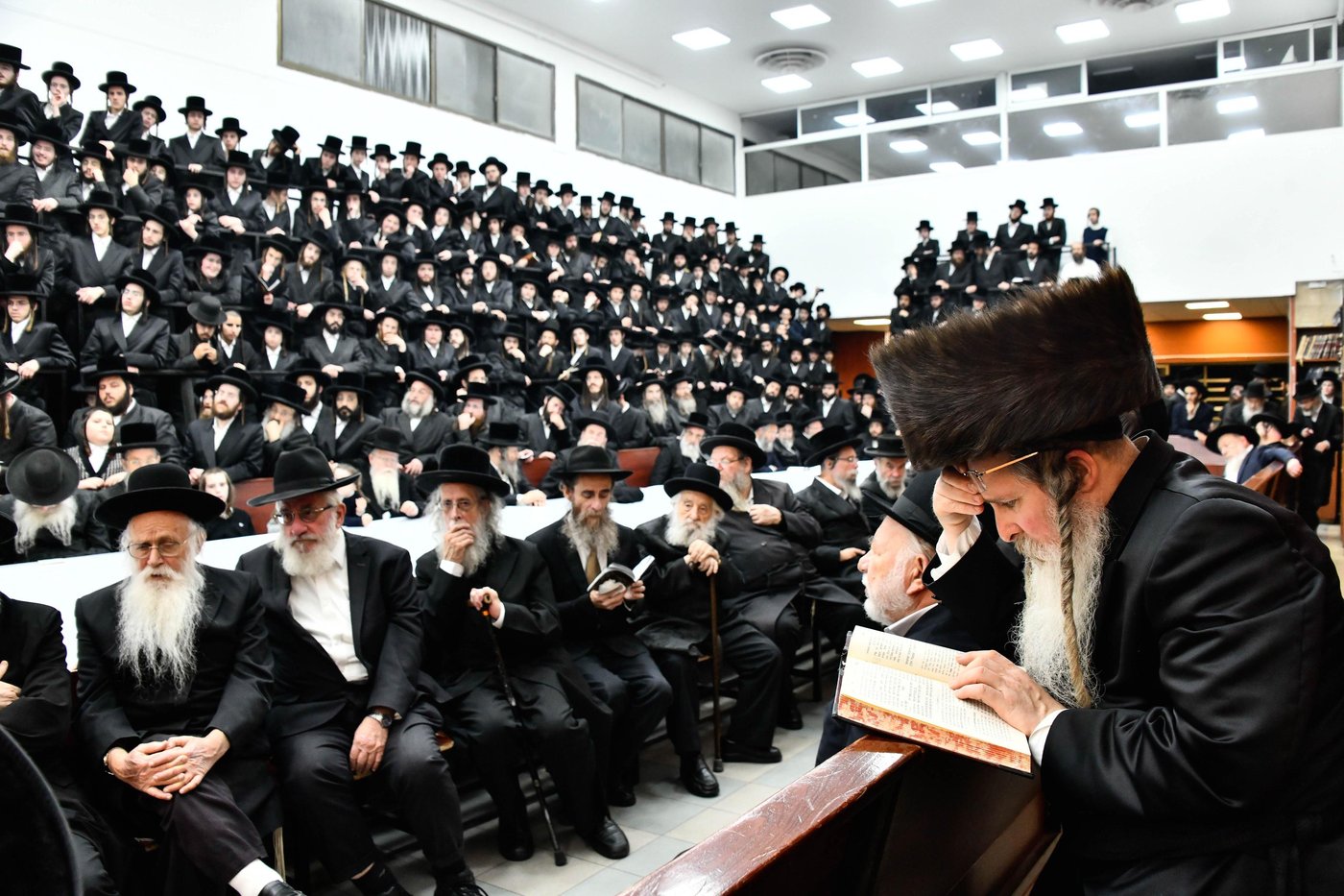 האדמו"ר מנדבורנה בהדלקת נרות חנוכה 