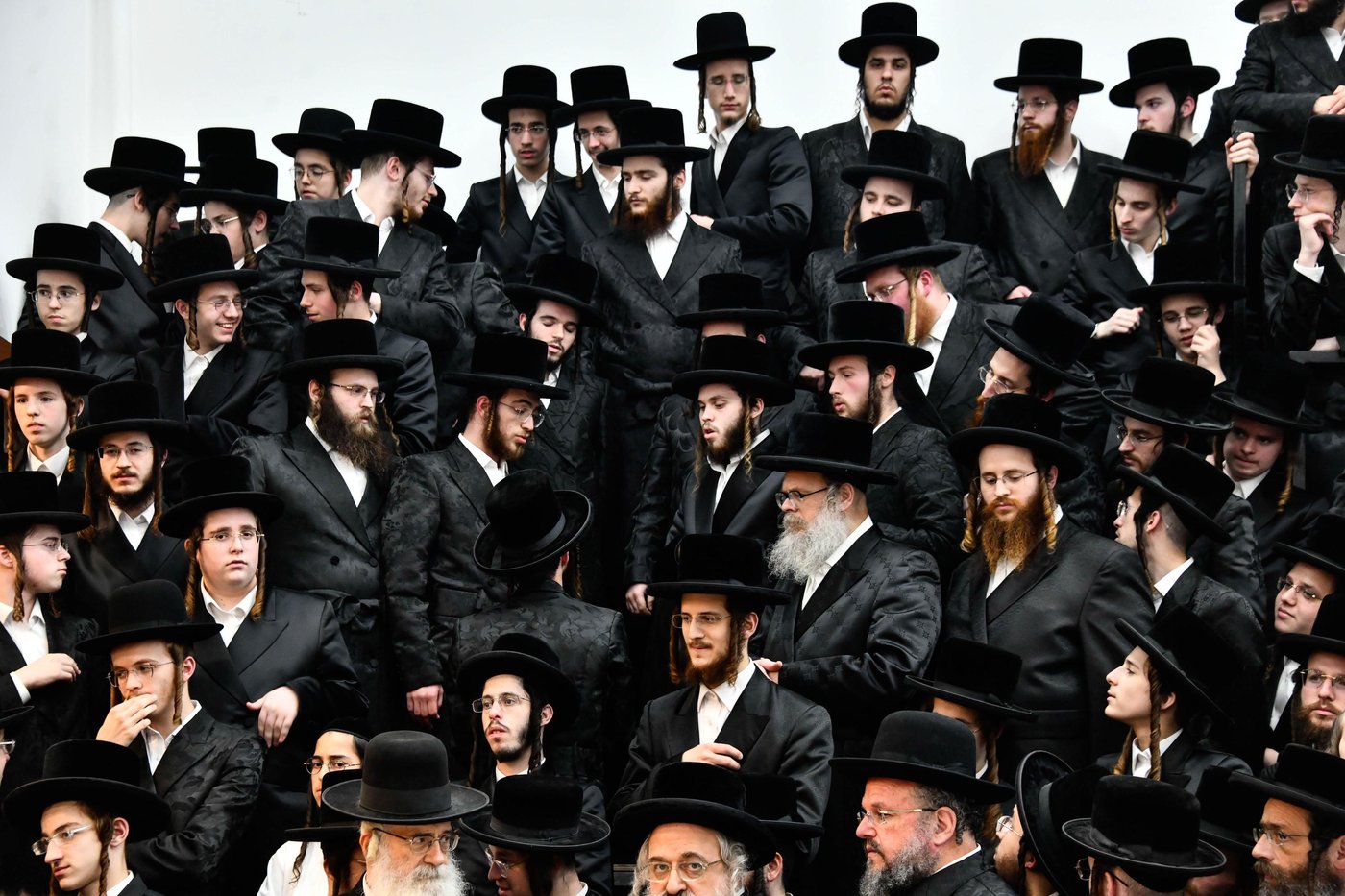 האדמו"ר מנדבורנה בהדלקת נרות חנוכה 