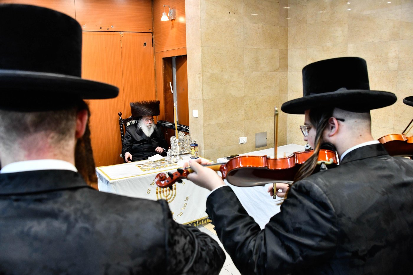 האדמו"ר מנדבורנה בהדלקת נרות חנוכה 