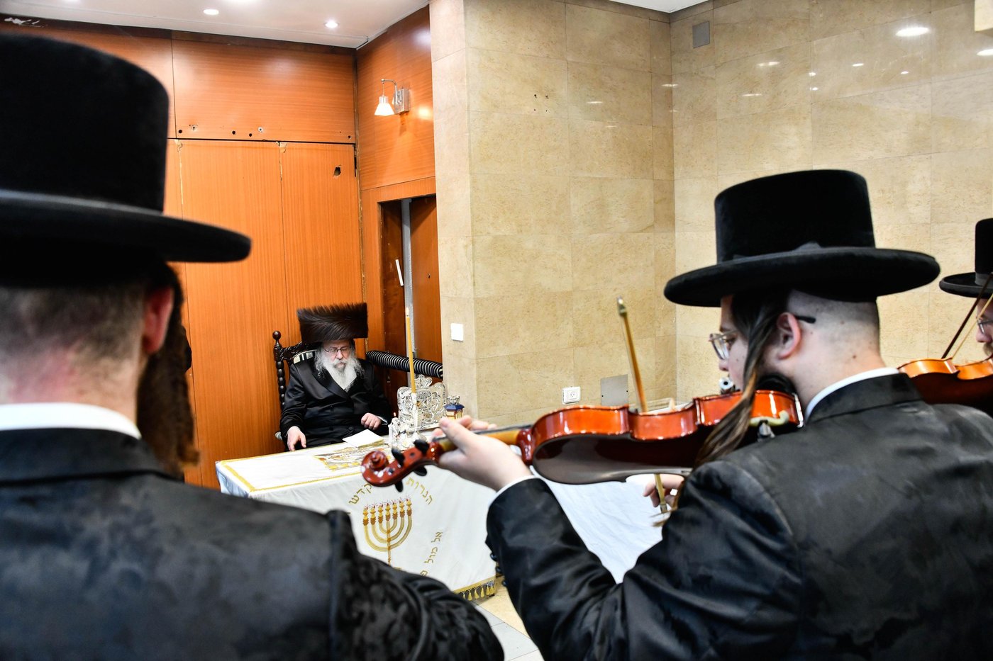 האדמו"ר מנדבורנה בהדלקת נרות חנוכה 