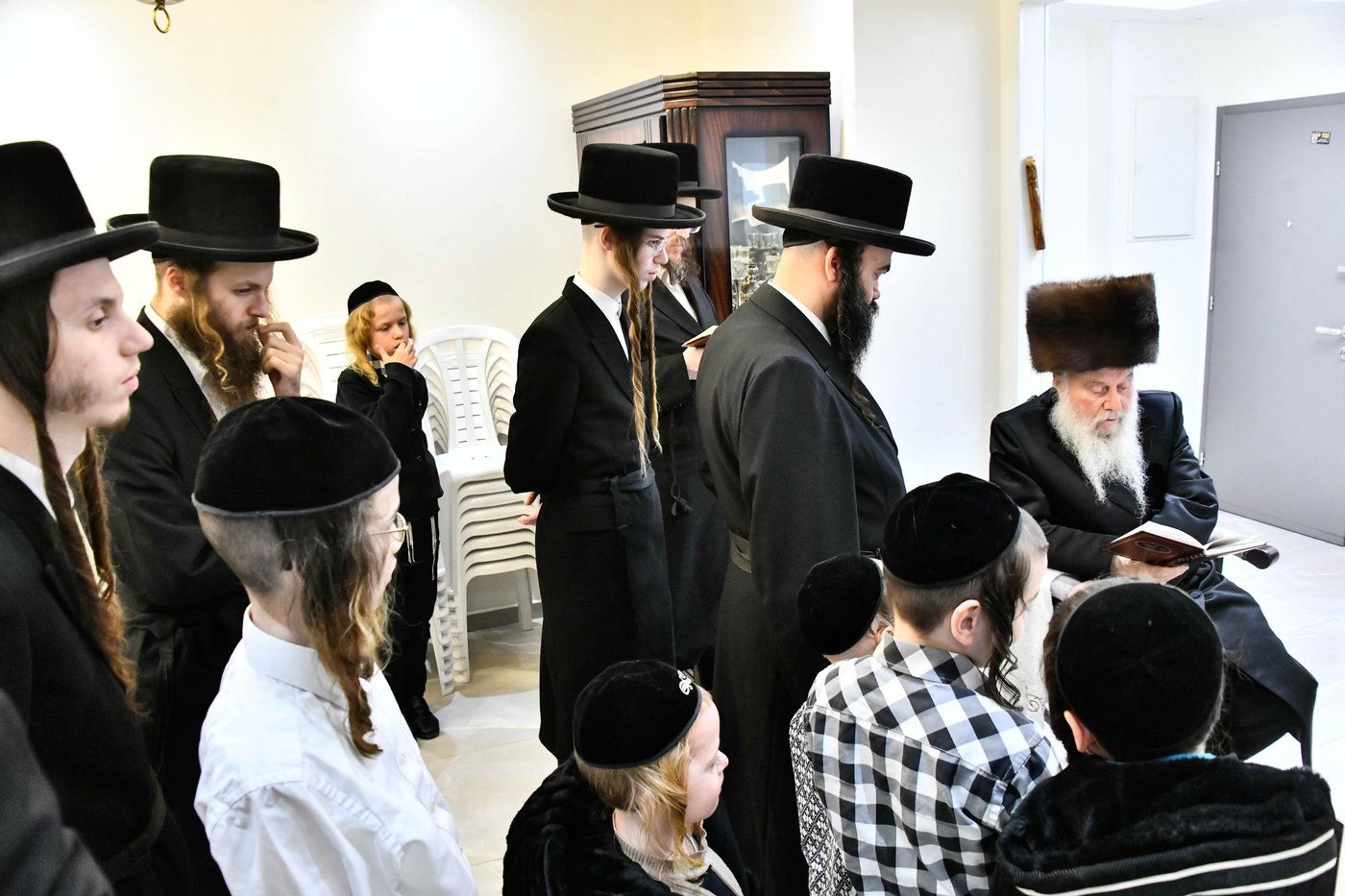 האדמו"ר מוואסלוי בהדלקת נרות חנוכה