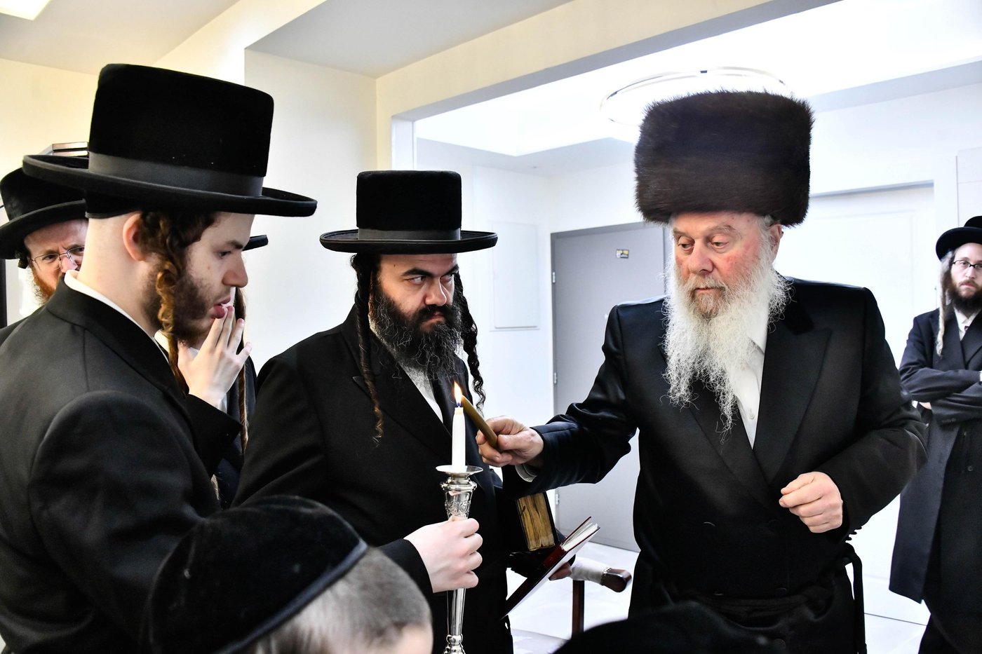 האדמו"ר מוואסלוי בהדלקת נרות חנוכה