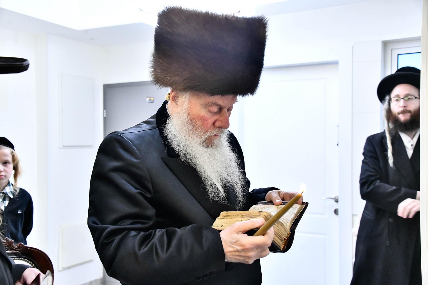 האדמו"ר מוואסלוי בהדלקת נרות חנוכה