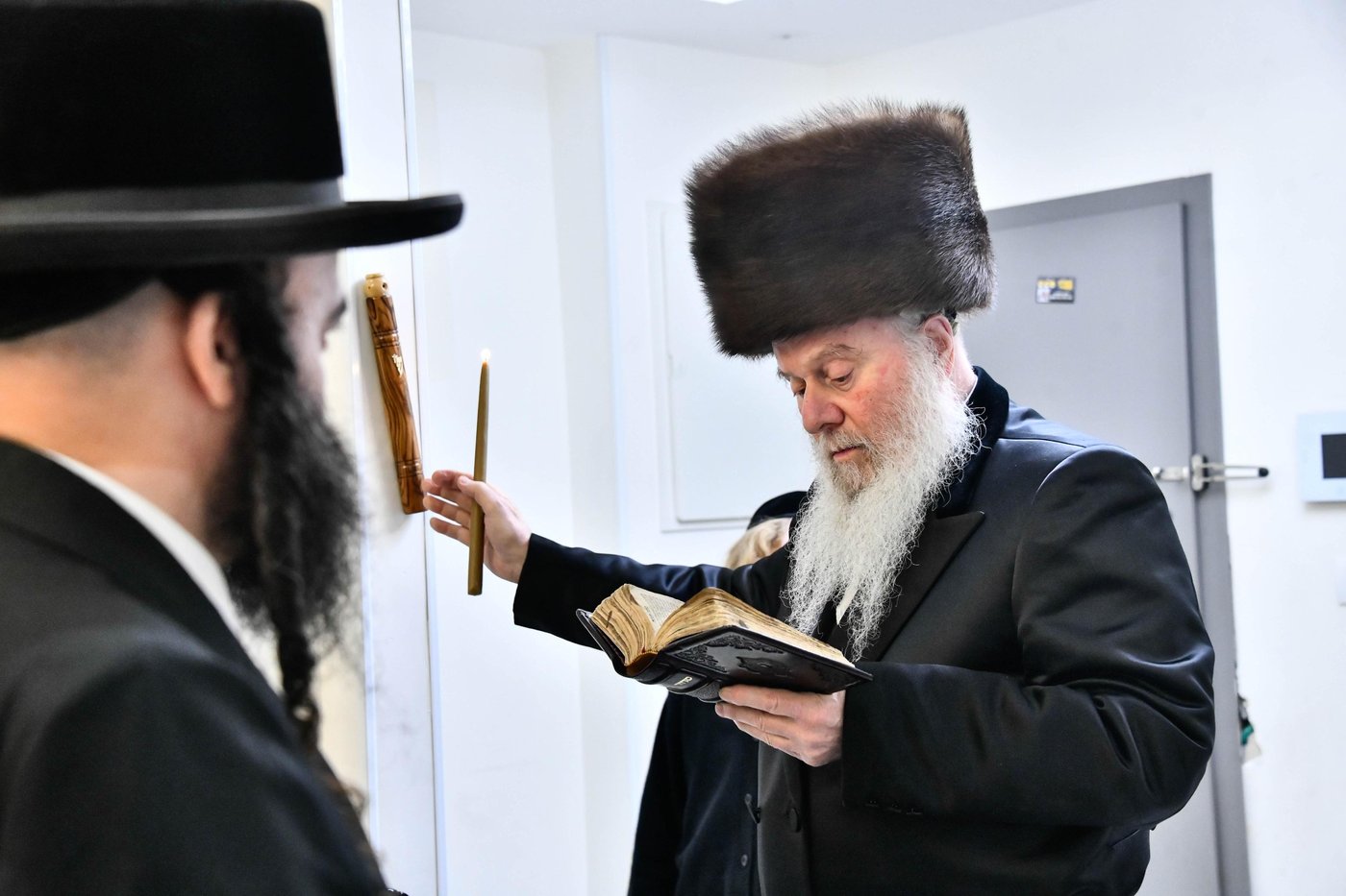 האדמו"ר מוואסלוי בהדלקת נרות חנוכה