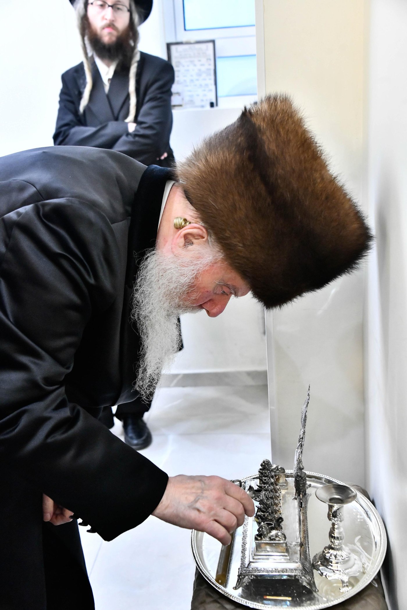 האדמו"ר מוואסלוי בהדלקת נרות חנוכה