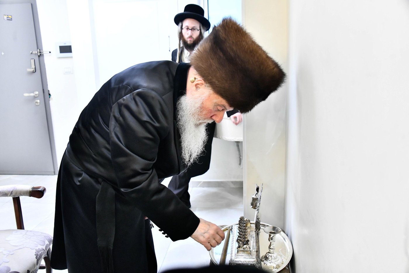 האדמו"ר מוואסלוי בהדלקת נרות חנוכה