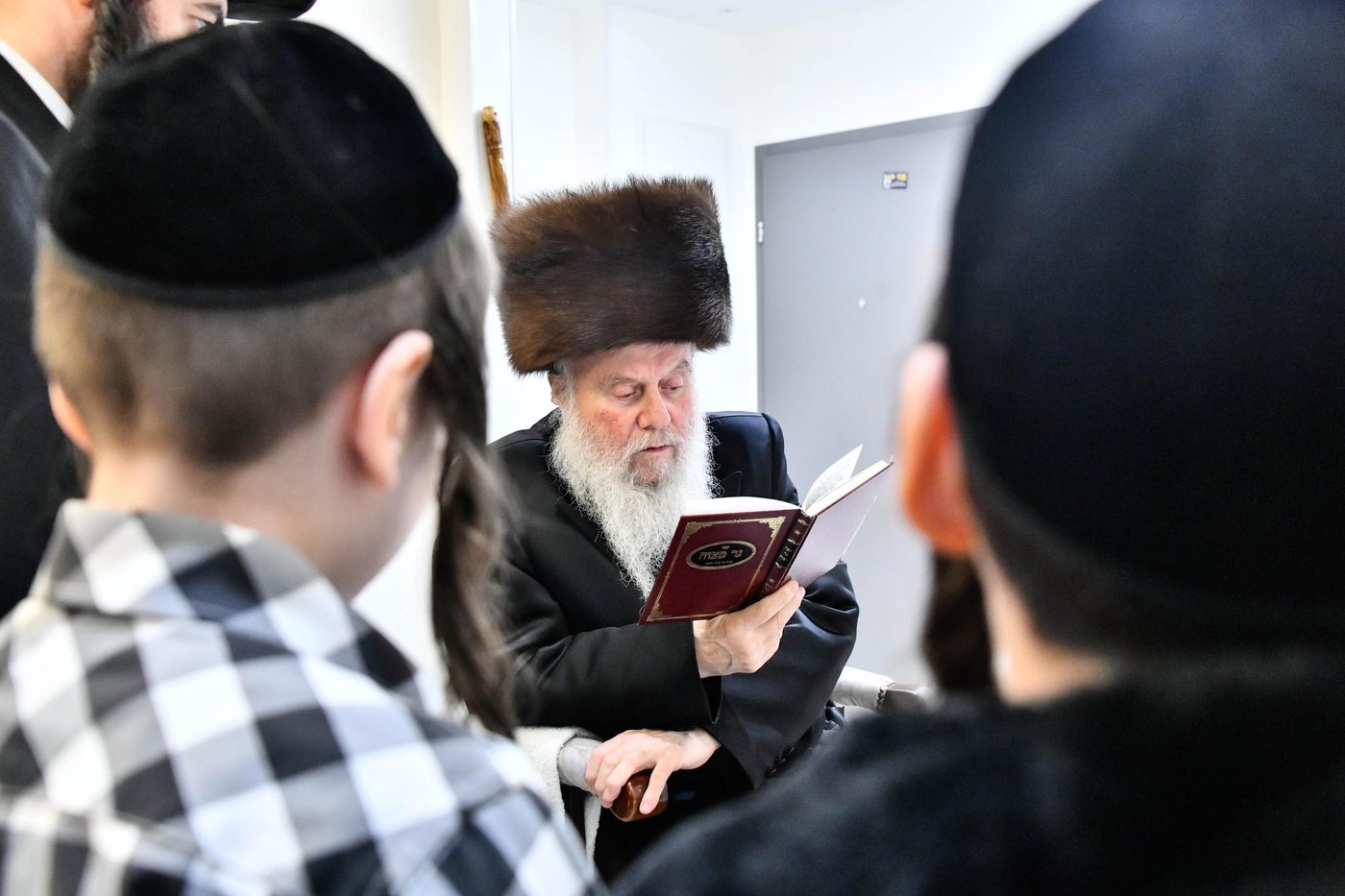 האדמו"ר מוואסלוי בהדלקת נרות חנוכה