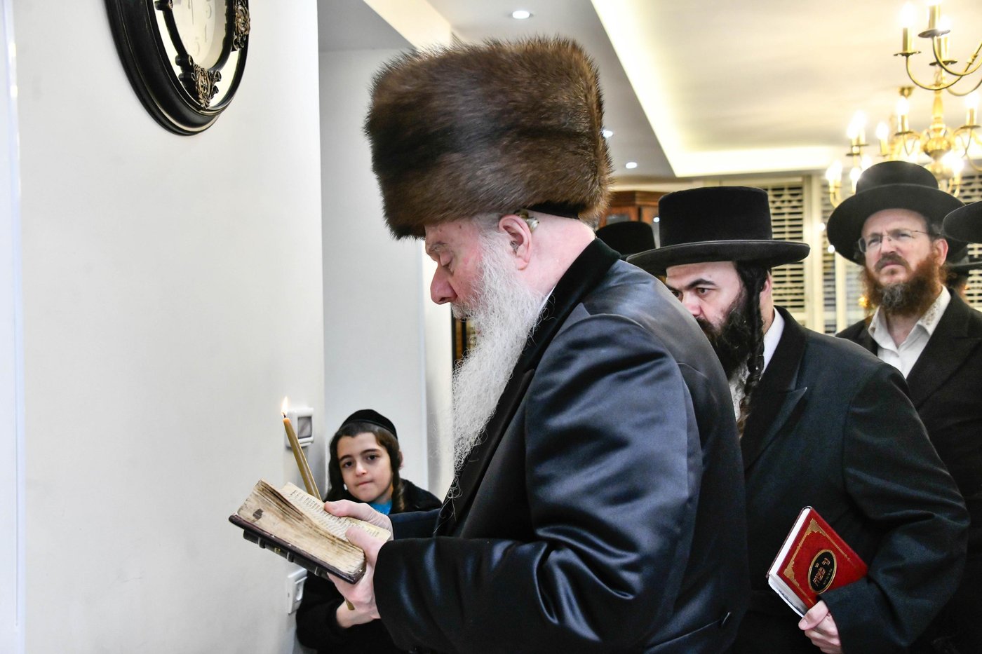 האדמו"ר מוואסלוי בהדלקת נרות חנוכה