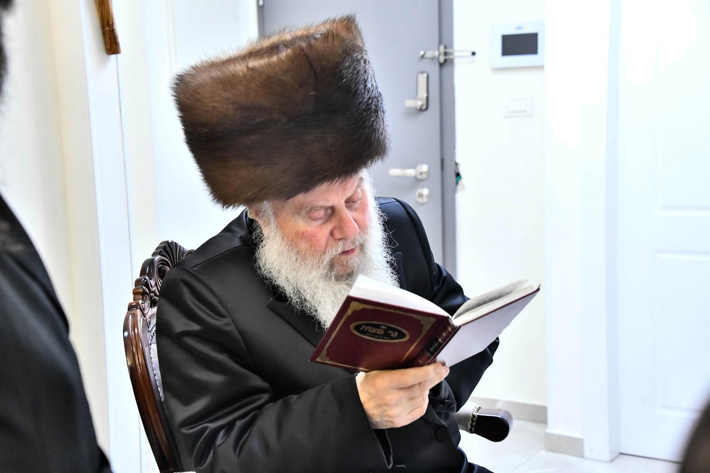 האדמו"ר מוואסלוי בהדלקת נרות חנוכה