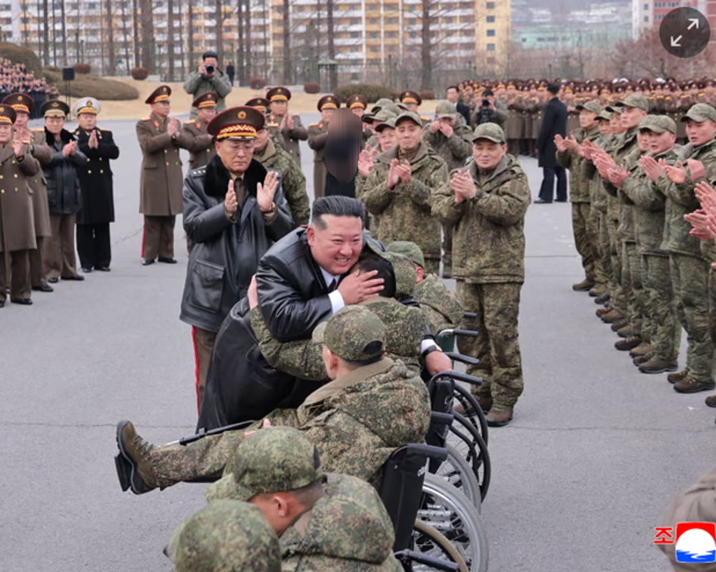 מנהיג צפון קוריאה בטקס