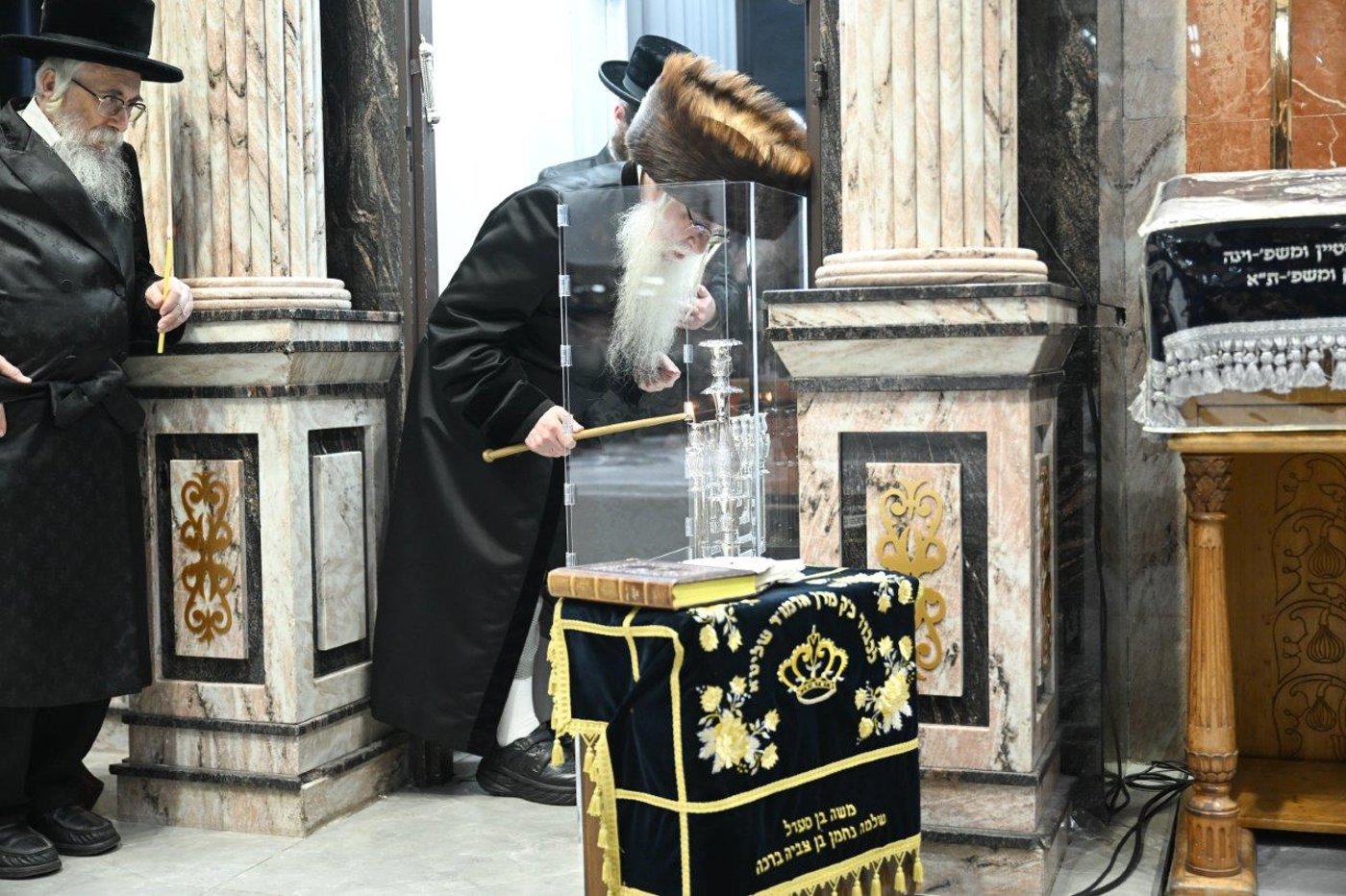 האדמו"ר מצאנז בהדלקת נרות חנוכה