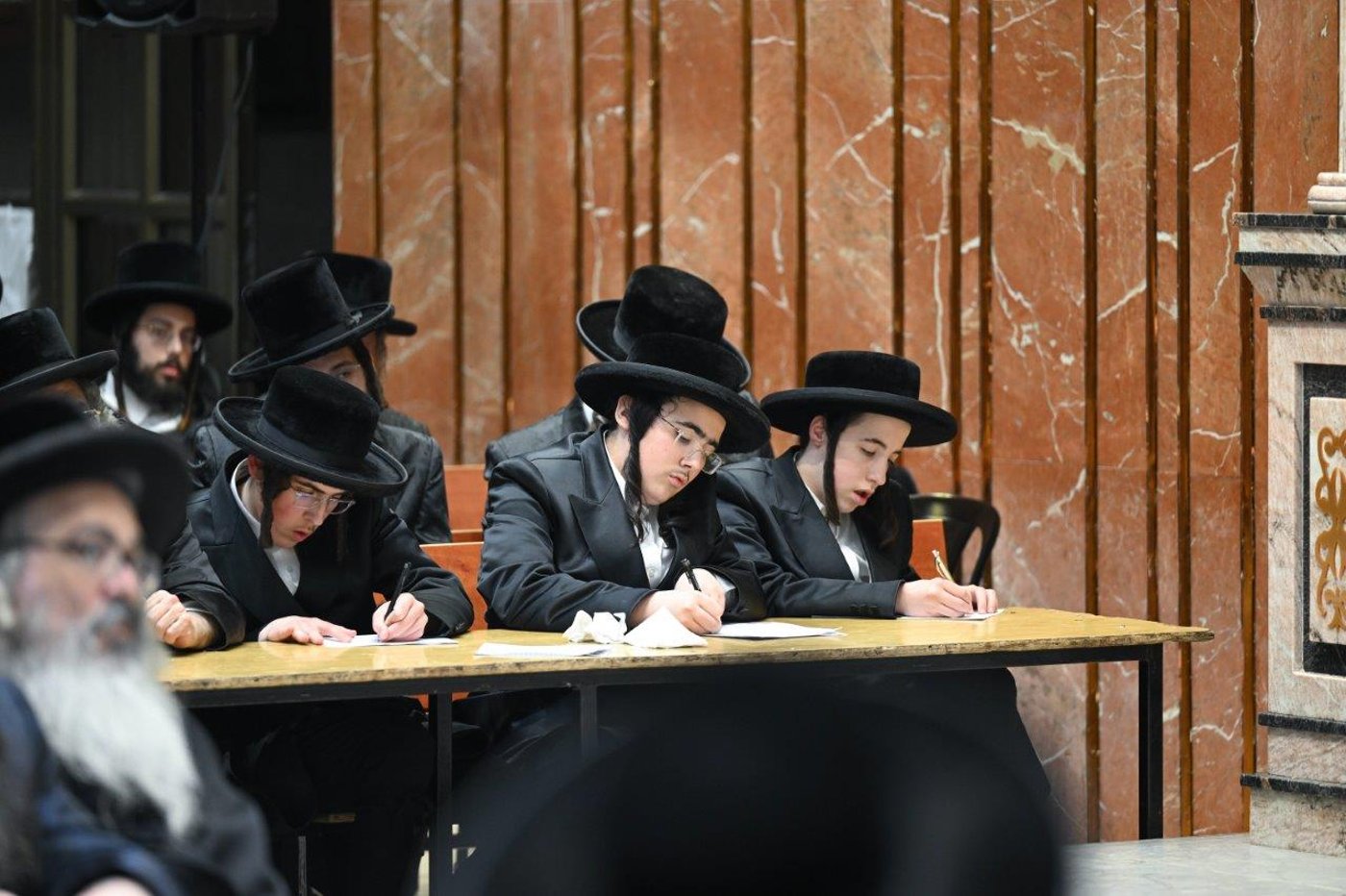 האדמו"ר מצאנז בהדלקת נרות חנוכה