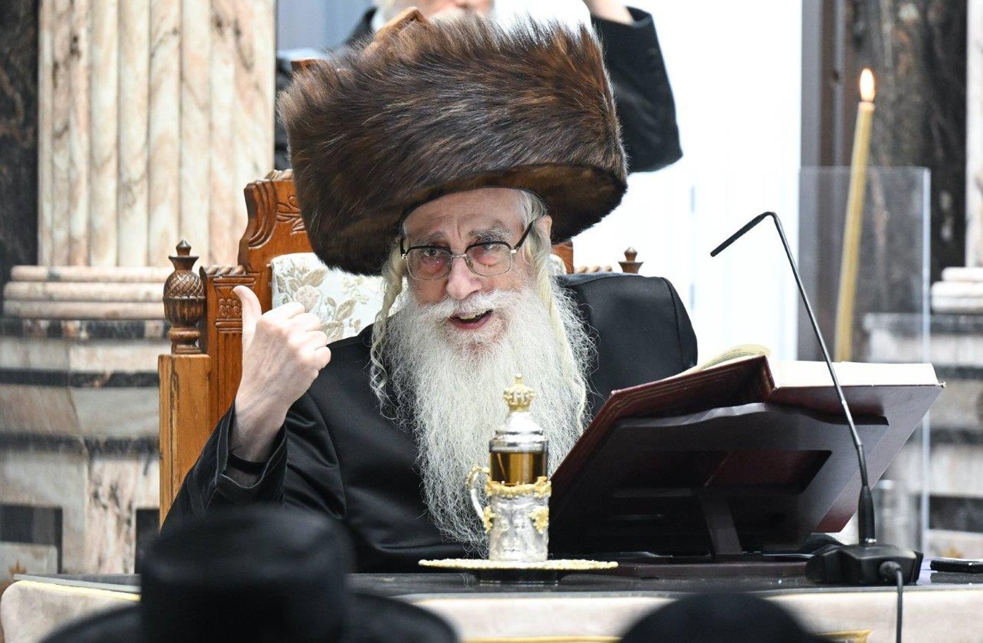 האדמו"ר מצאנז בהדלקת נרות חנוכה