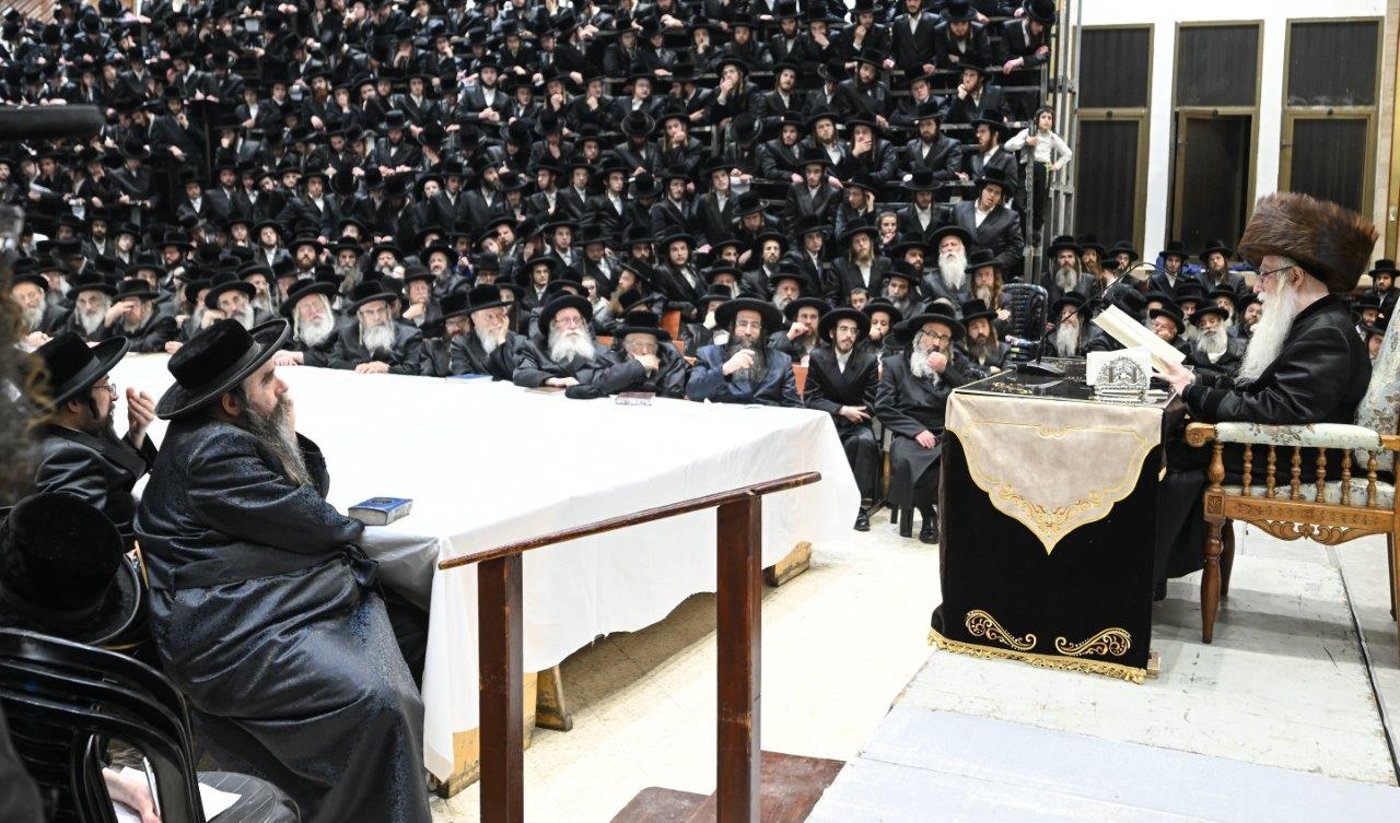 האדמו"ר מצאנז בהדלקת נרות חנוכה